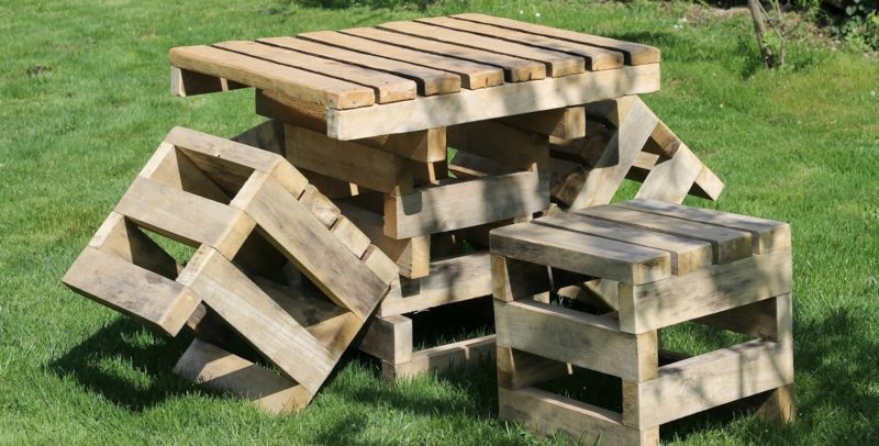 Hagebordet bygger deg utendørs møbler laget av trepaller