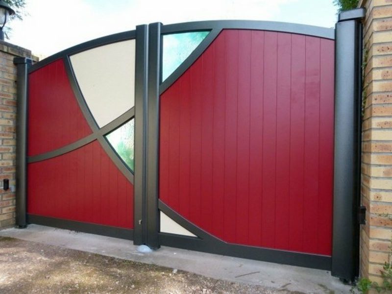 Kovové záhradné vráta hliníkové brány červené farebné sklenené panely