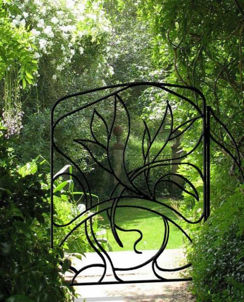 Kovové záhradné brány cez bránu kvetinovú výzdobu