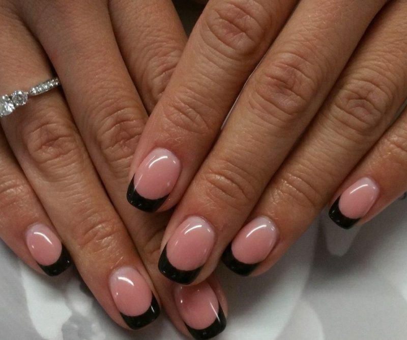 Unghie in gel rosa con pizzo nero per unghie