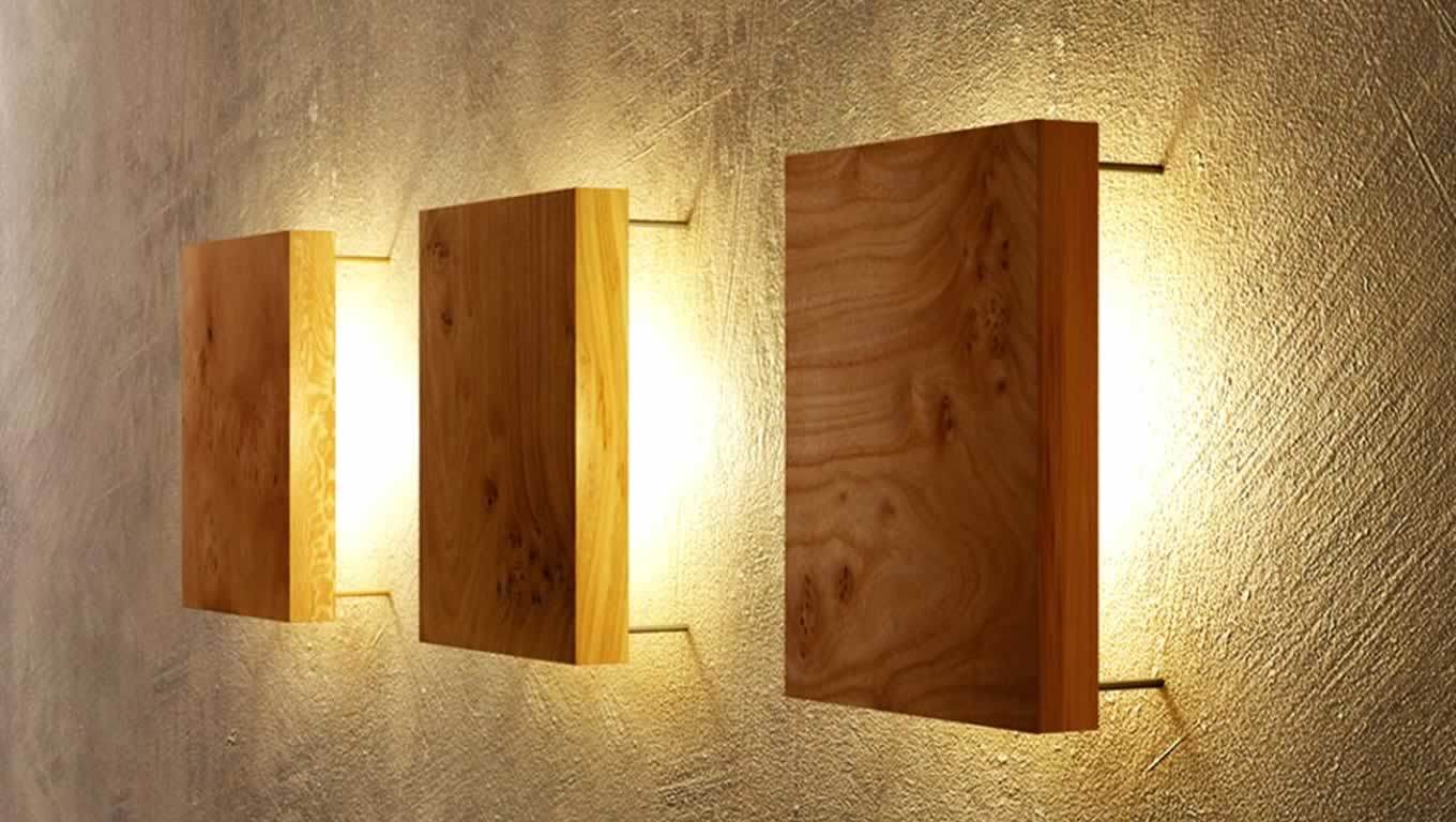 Pencahayaan dinding dengan panel kayu