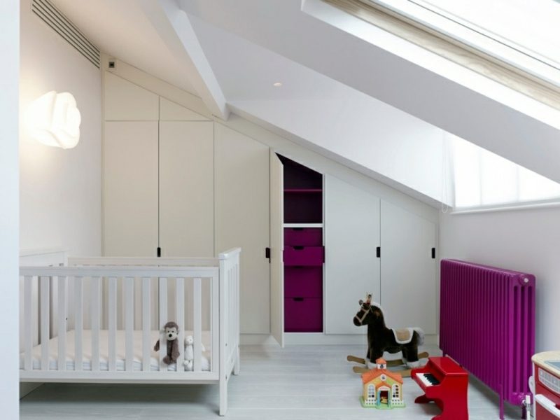hodnik v omari pod streho nagnjeno otroško sobo izvirne bele fronte