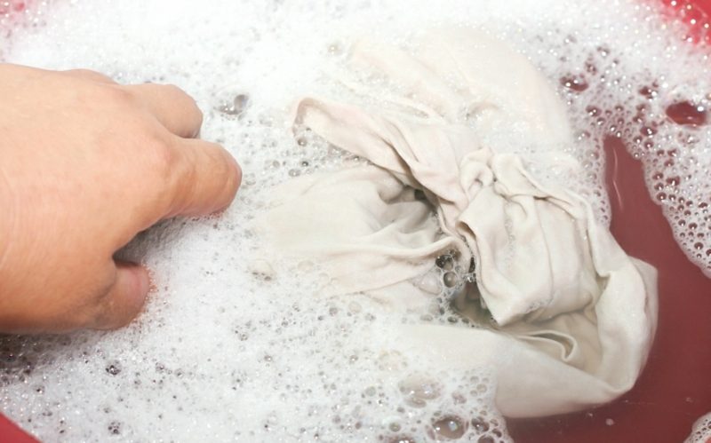 Mencuci tanda cucian dengan tangan