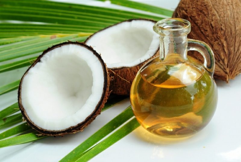 Kokosový olej s jemnou starostlivosťou o pleť a vlasy