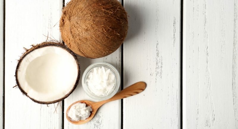 Aplikácia kokosového oleja na pokožku a vlasy