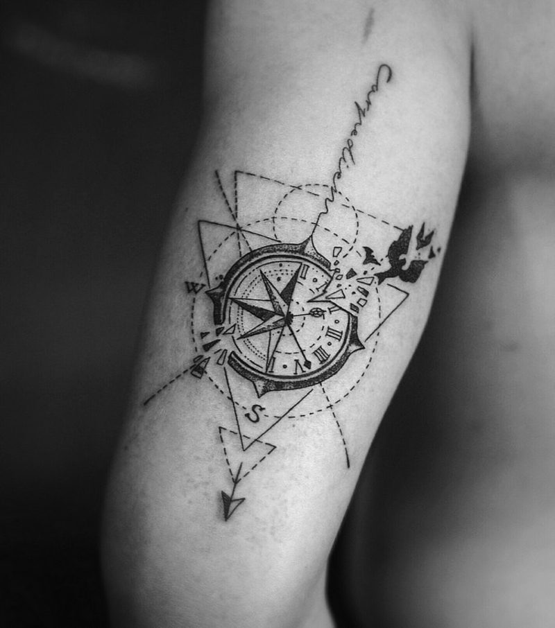 Modello di tatuaggio bussola geometrica