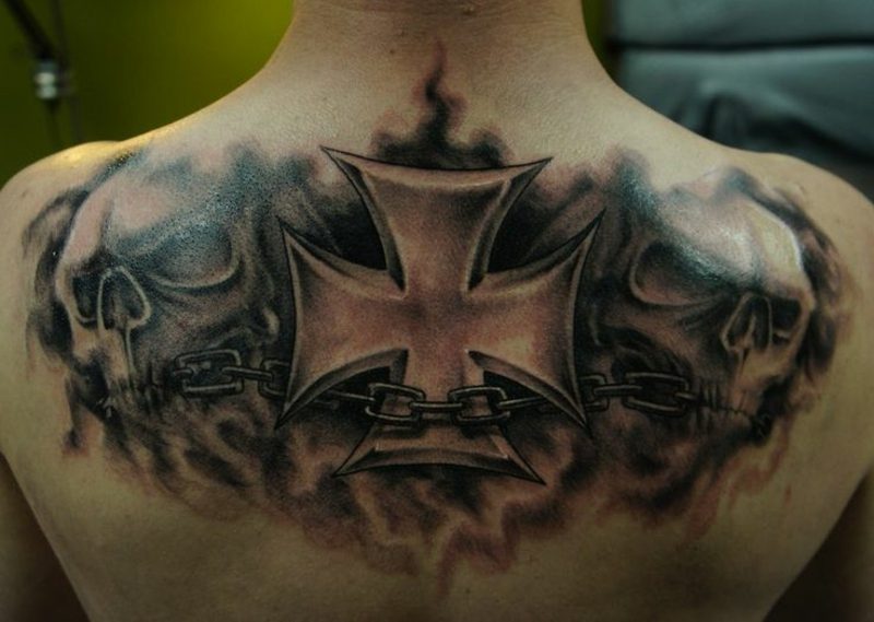 Kors tatueringstorget på baksidan