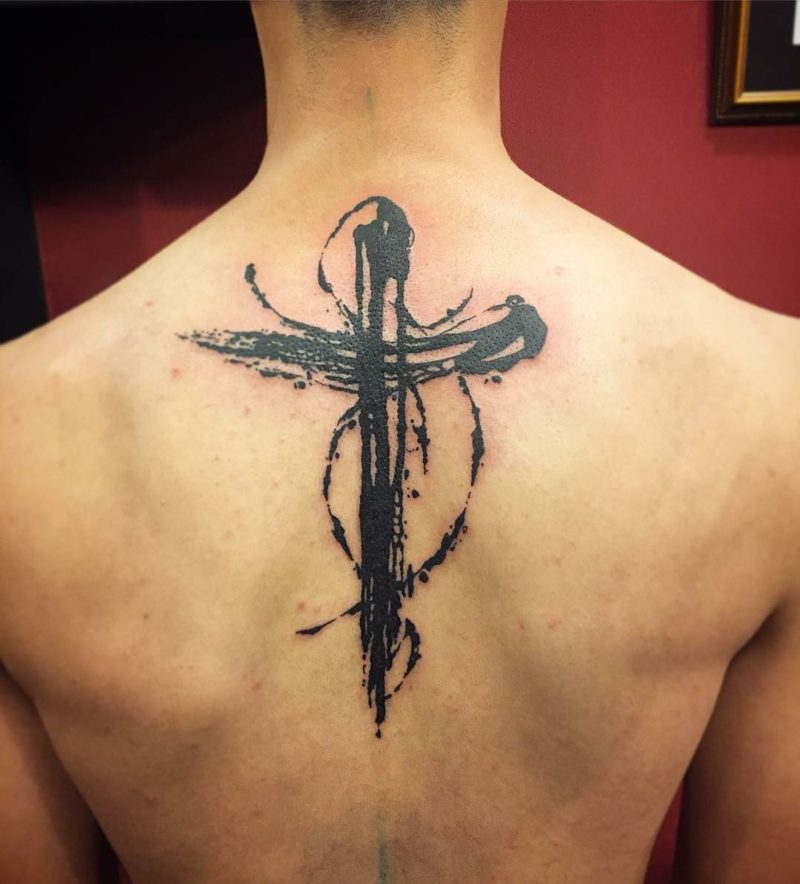 Korsa tatuering på baksidan vackert utseende