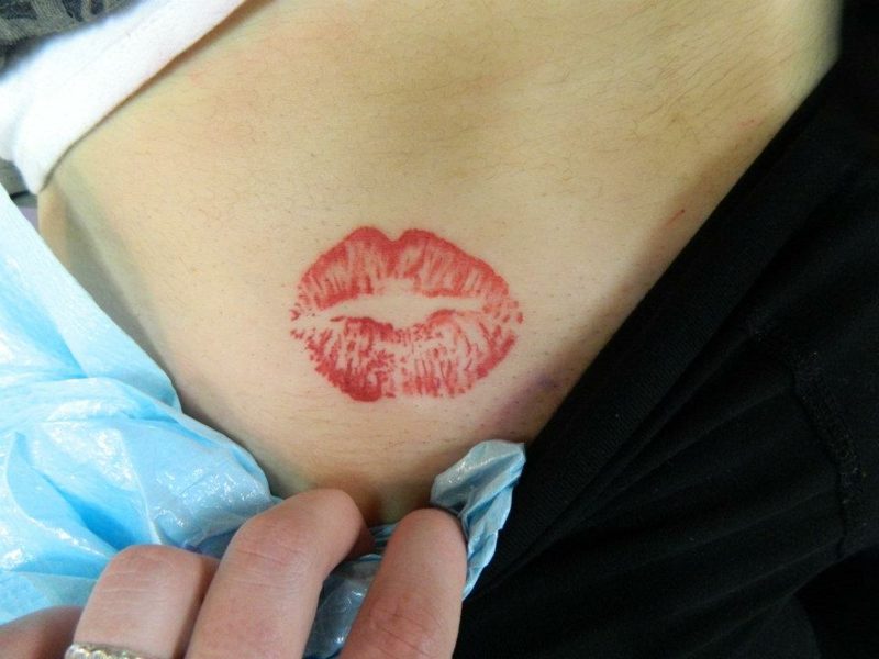 Umetni tattoo rdeči realistični ustni tisk