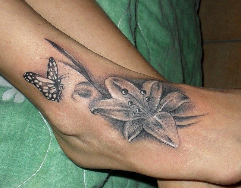 tetovanie noha ľalia a motýľ