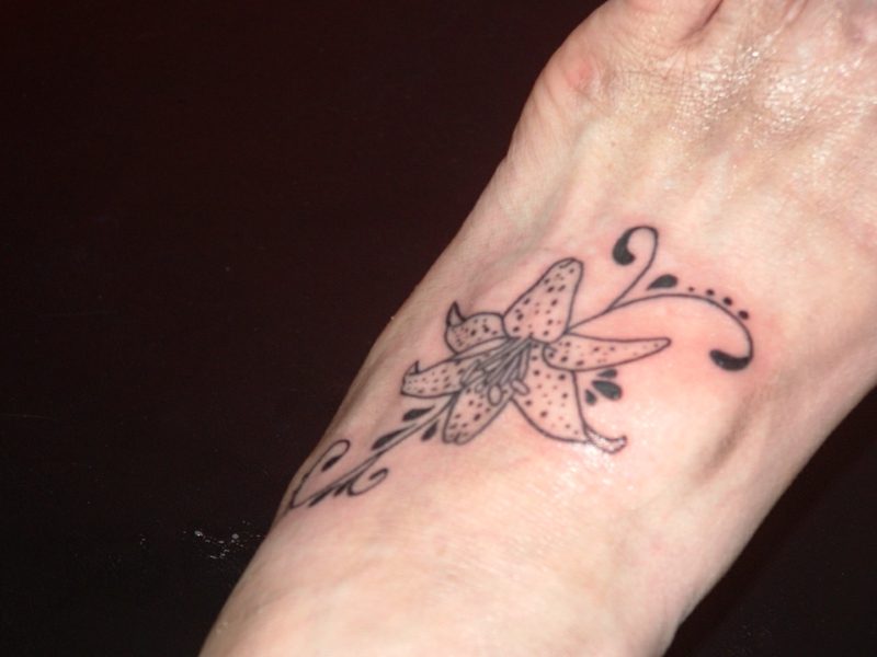 Lilie tetovanie na nohe