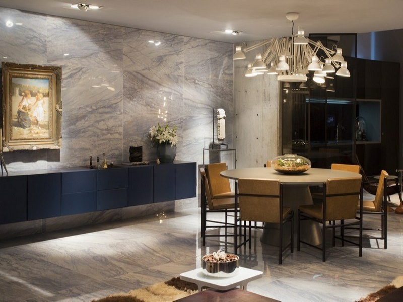 modro múr dizajn s mramorovými dlaždicami v jedálni