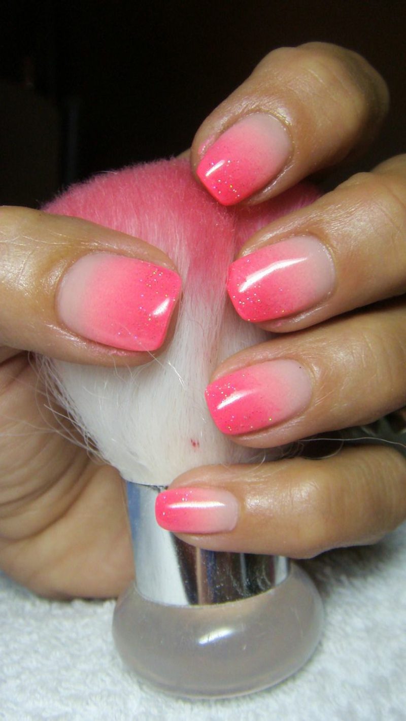 Nail art ombre berwarna pink dan putih