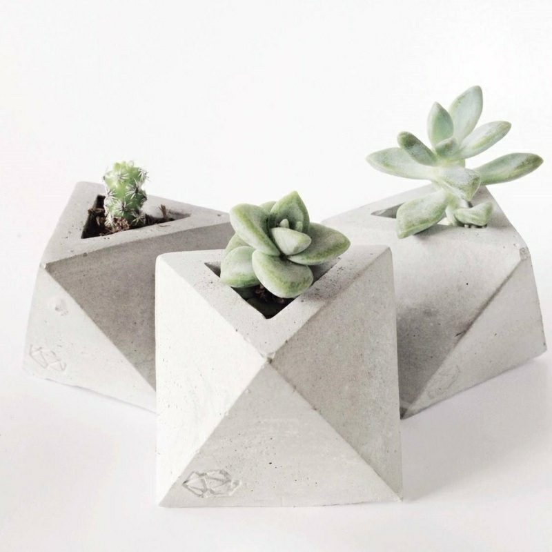 Gėlių puodai pagaminti iš betono geometrinių figūrų