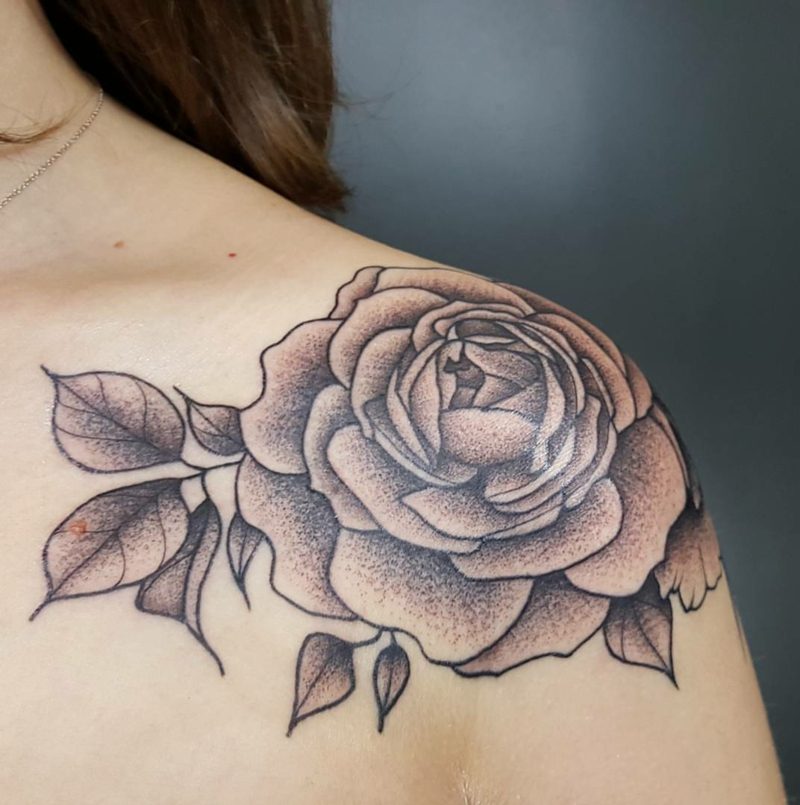 original rosa tatuering på axeln