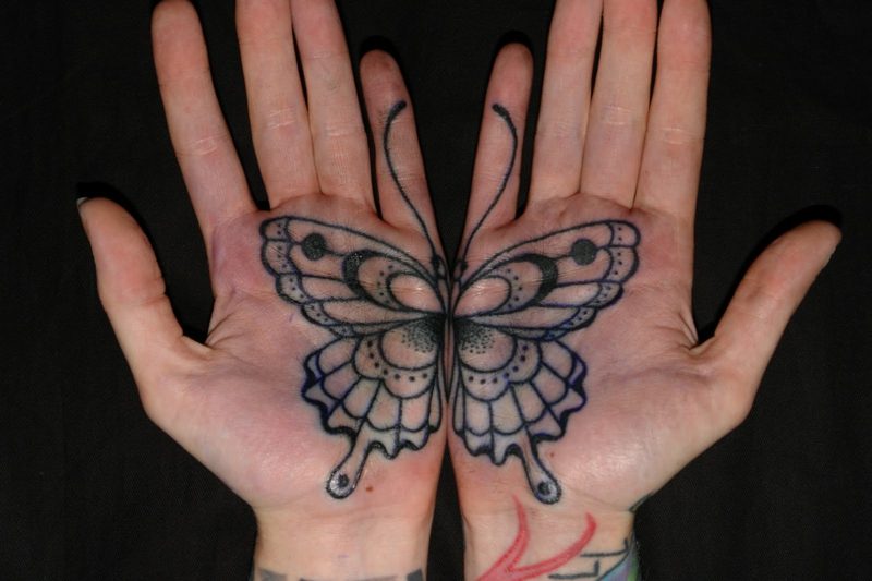 나비 의미 두 손바닥 문신