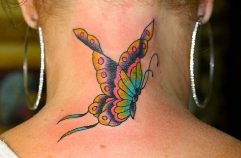 tatuagem colorida borboleta pescoço