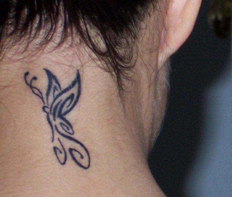 Tatuagem borboleta pescoço estilizado olhar elegante