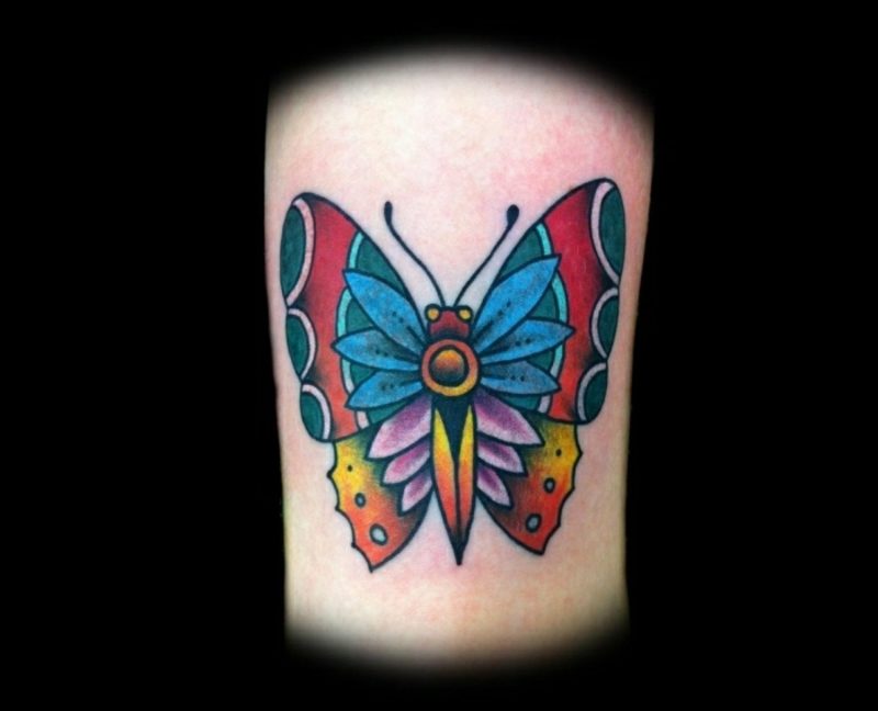 Tatuagem borboleta colorido étnico