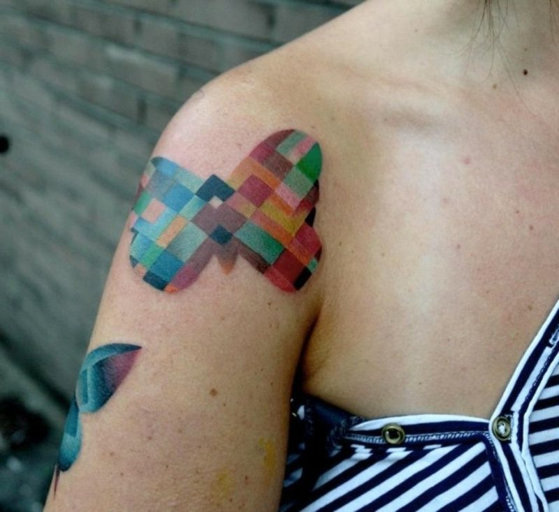 Tatuagem borboleta no ombro design pixel colorido criativo