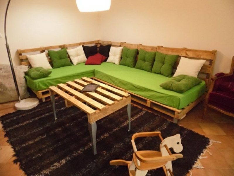 Pallbänk lång självbyggt soffbord av pallar
