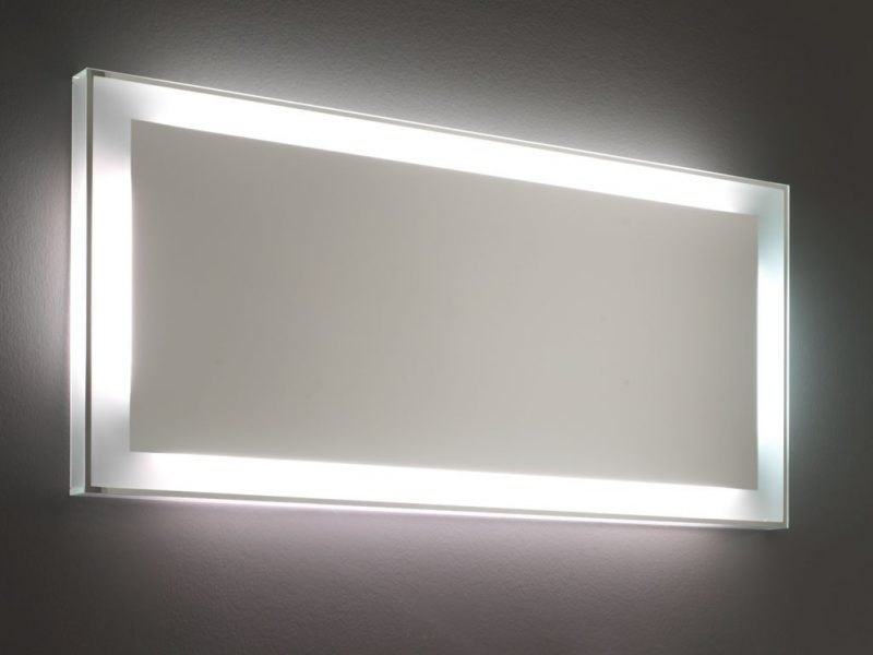 Oglindă iluminată în baie