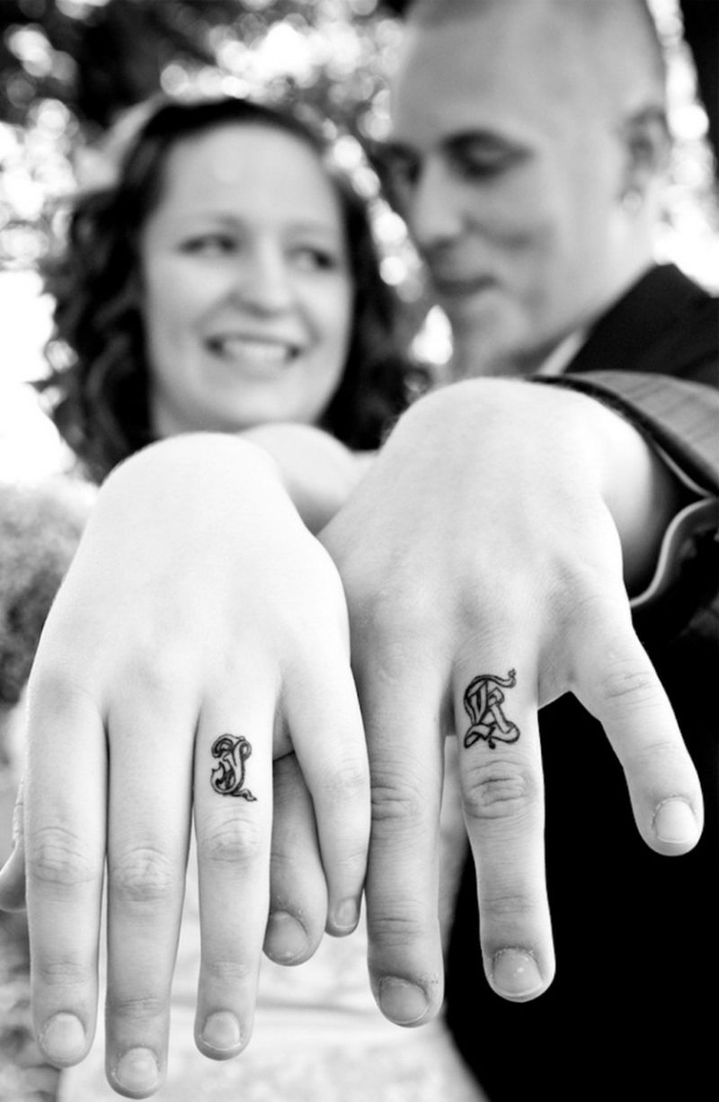 Pasangan tatu awal bukan cincin perkahwinan