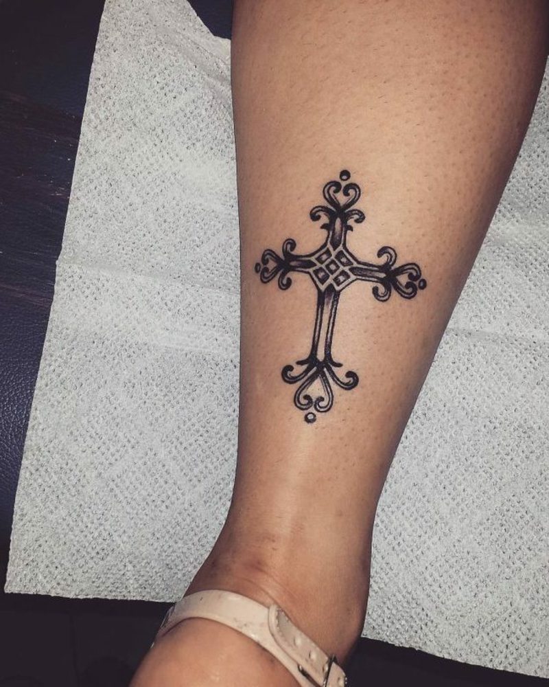 Tatueringar underarm stiliserat kors
