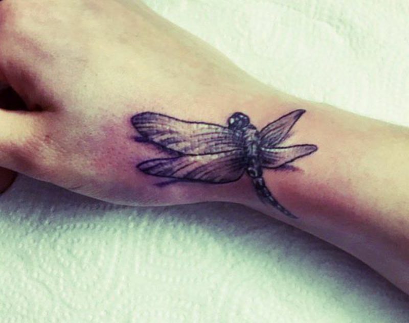 Tangan tatu Dragonfly
