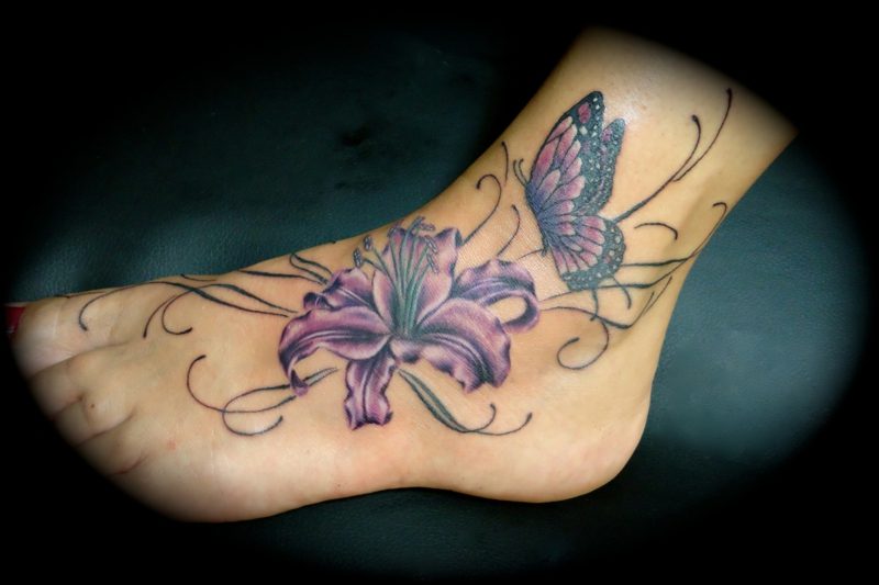 Motýľ a tetovanie na nohách