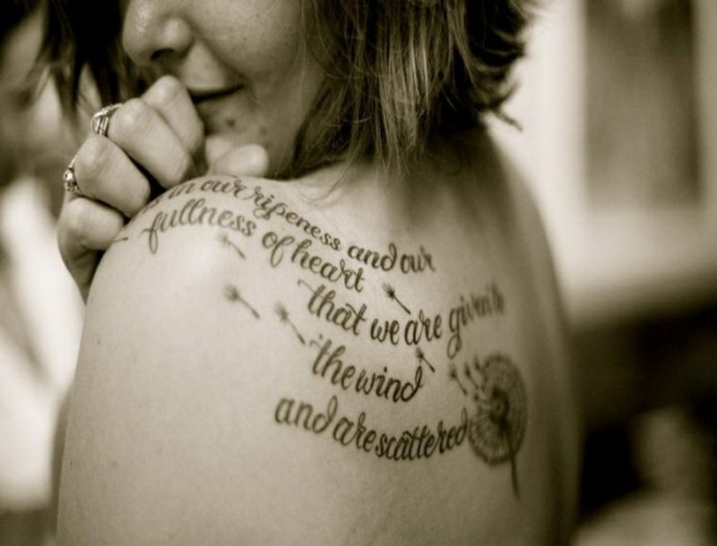 Šriftai už tatuiruotę kaligrafine moteris atgal krūtinės gėlės