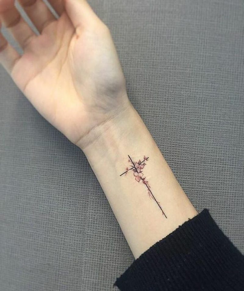Kors tatuering med blommor arm kvinna