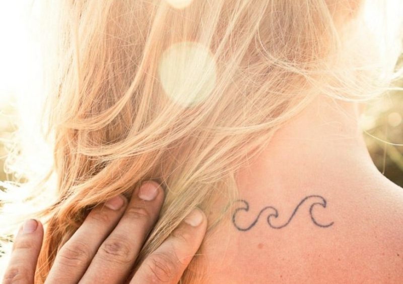 małe tatuaże motywy fale kobieta naks