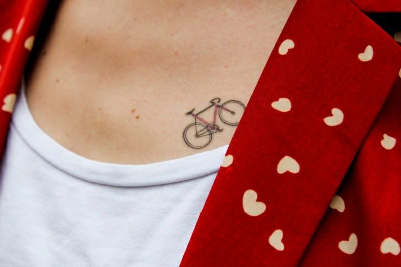 motywy małych tatuaży kobieta rowerowa skrzynia