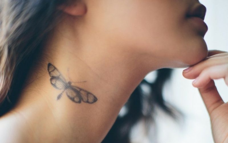 małe tatuaże motywy ćmy na szyi kobiety