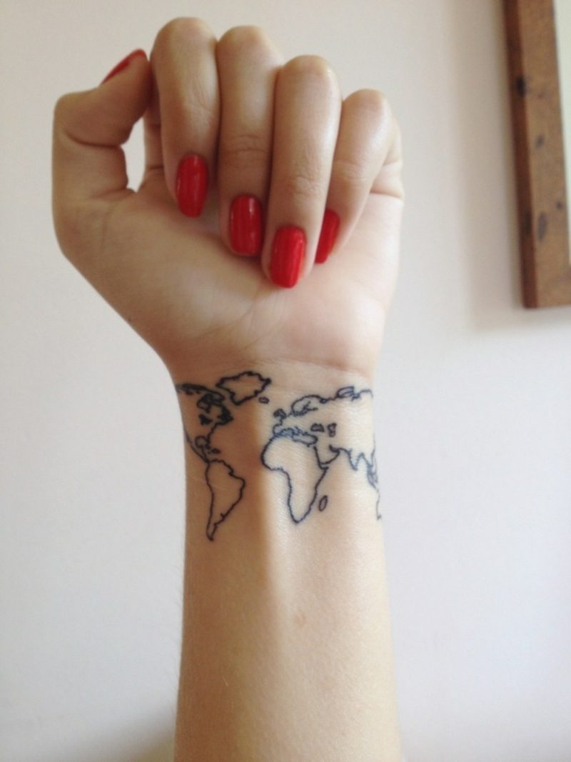 małe tatuaże motywy mapa świata kobieta nadgarstka