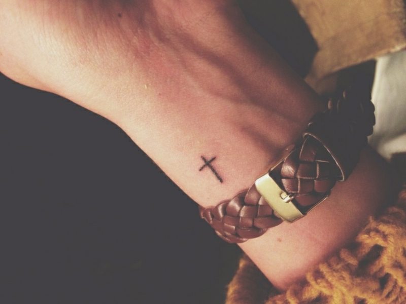 małe motywy tatuaży krzyż nadgarstka