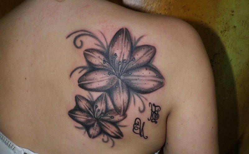 Lilie tetovanie rameno