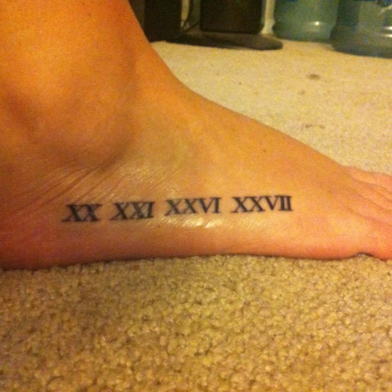 intressant romerska tatuering på foten