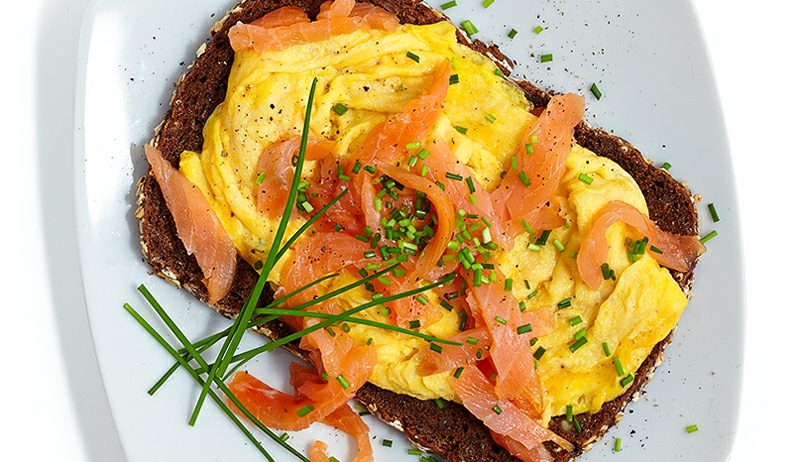 gezond ontbijt voor afslanking van toast met eieren en zalmrecept