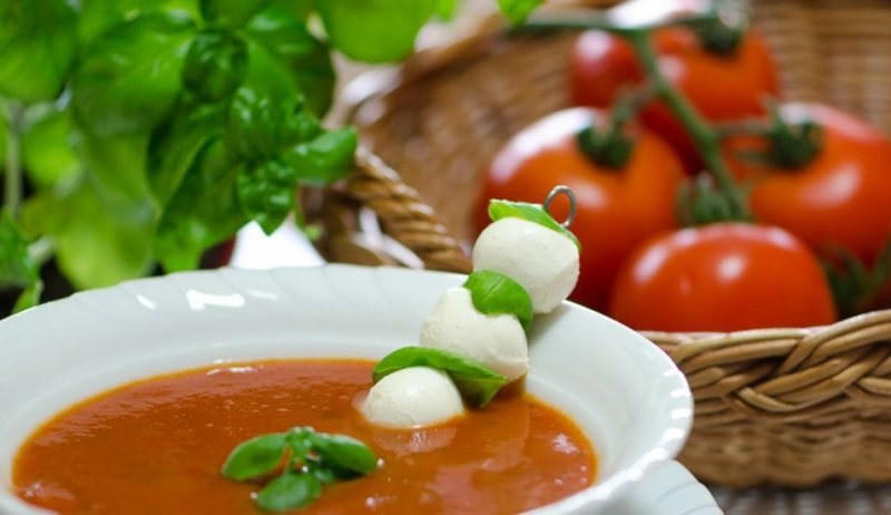matlagning hälsosam middag tomatsoppa mozzarella bollar