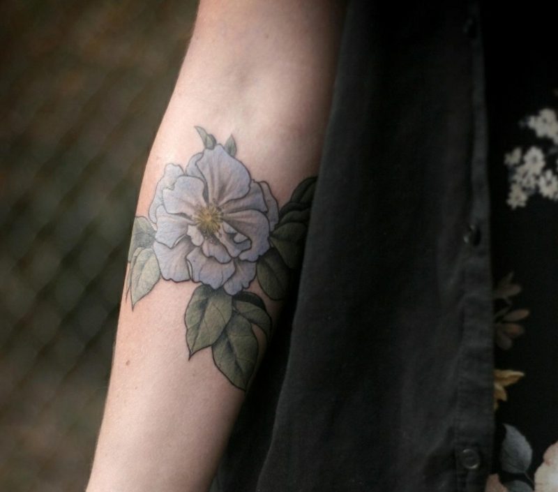 Tatuaj antebrat albastru trandafir