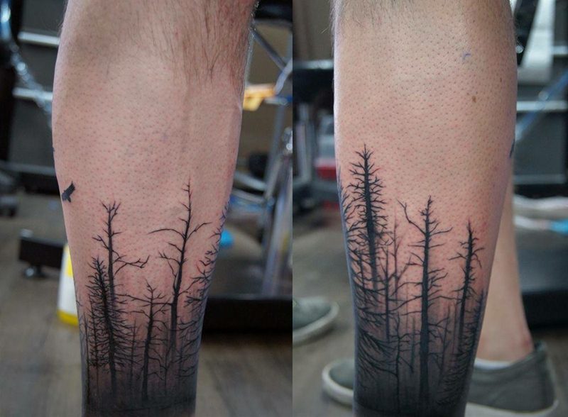 tatuaż łydki szary i czarny las