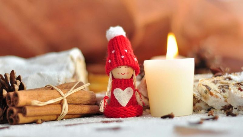 nádherné vianočné dekorácie pálenie sviečky ako symbol nádeje
