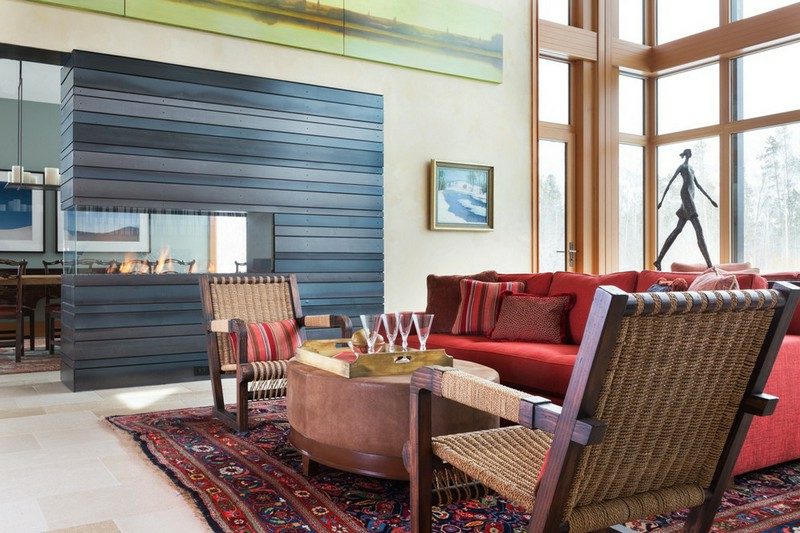 Terraccota spalvos gyvenamasis kambarys židinys pilka medienos plokštės