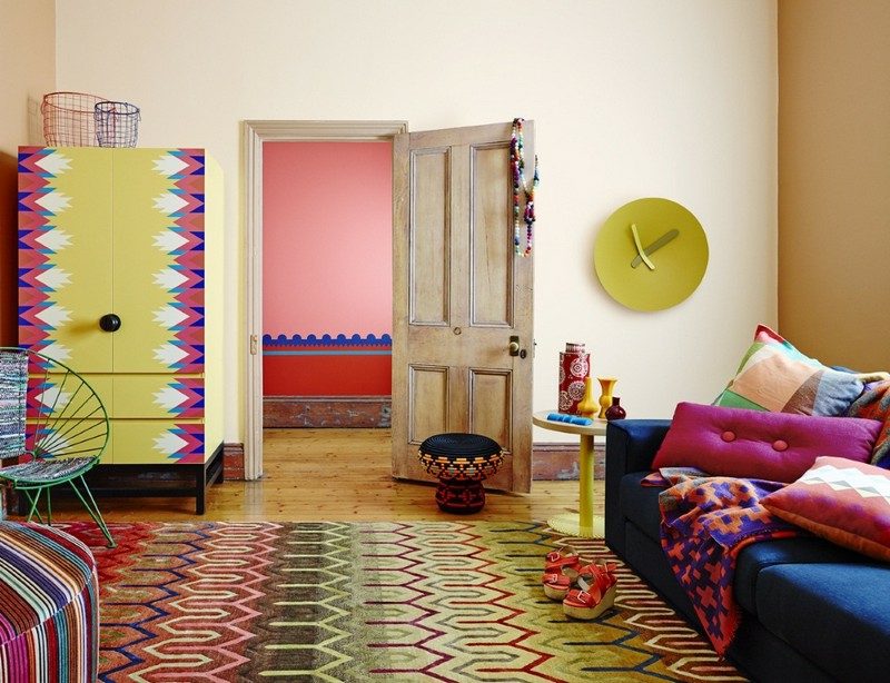 Interjero gyvenamasis kambarys egzotinis modelis neutralus sienų spalvos