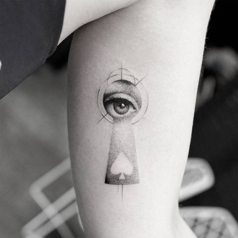 Desain tato mata yang atraktif
