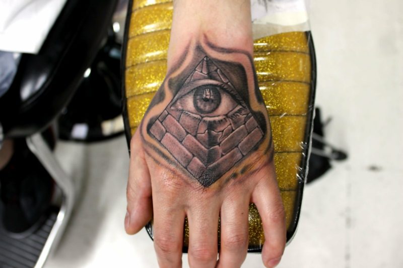 piramide ogen tattoo