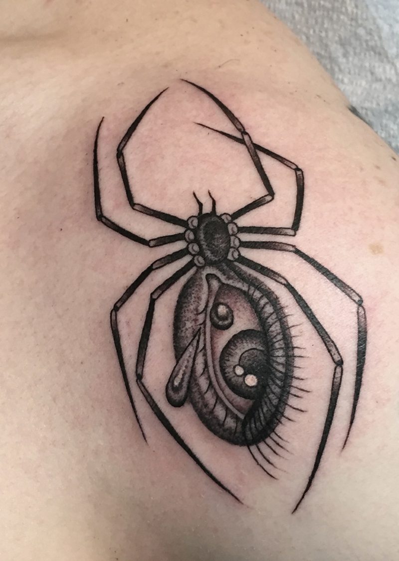 spider motief ogen tattoo