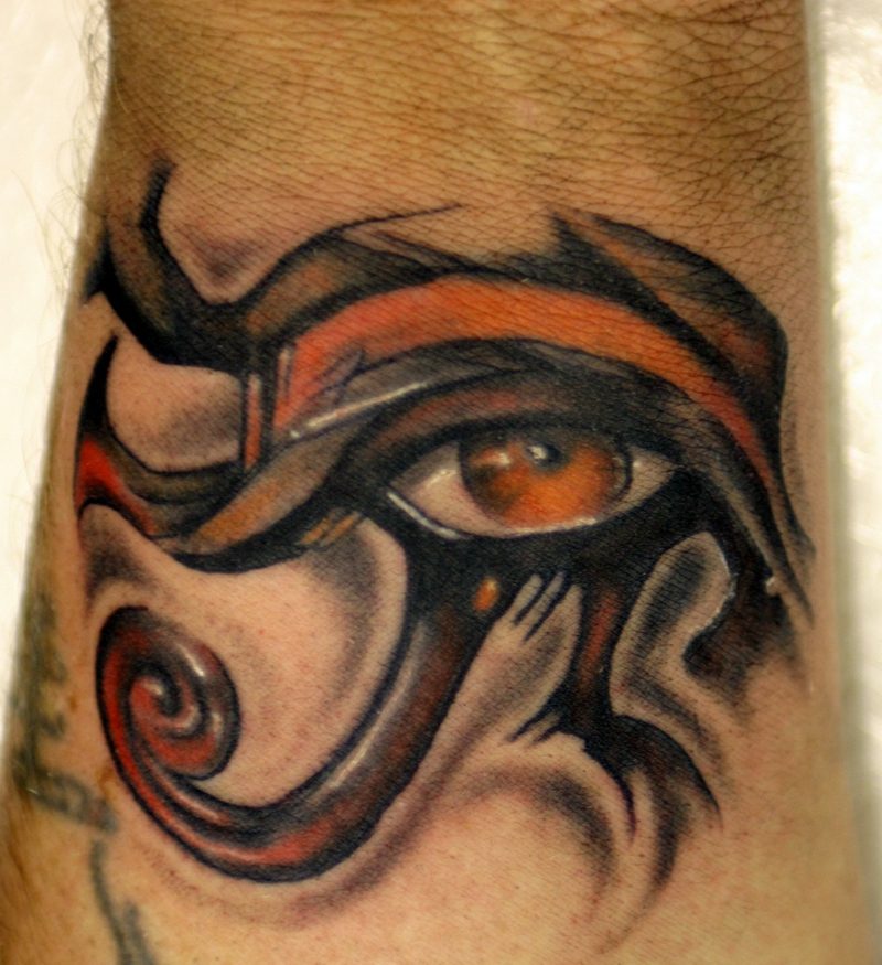 Horus oog oranje kleur tattoo